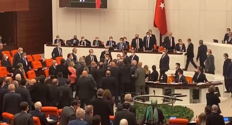 Τουρκία – Βουλευτές πιάστηκαν στα χέρια για μία φωτογραφία του Σοϊλού με φυγά επιχειρηματία