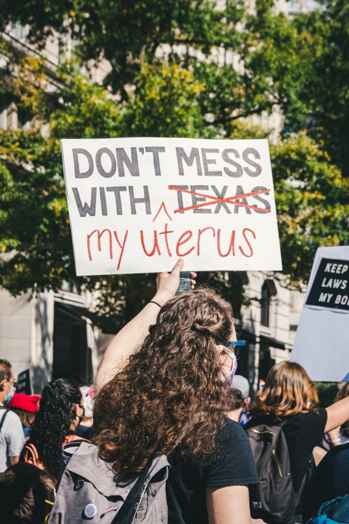 Τα δικαιώματα στην άμβλωση δέχονται επίθεση – Οι νόμοι στις ΗΠΑ που γυρνούν τις Πολιτείες στον Μεσαίωνα