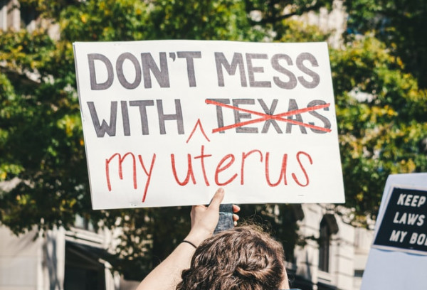 Τα δικαιώματα στην άμβλωση δέχονται επίθεση – Οι νόμοι στις ΗΠΑ που γυρνούν τις Πολιτείες στον Μεσαίωνα