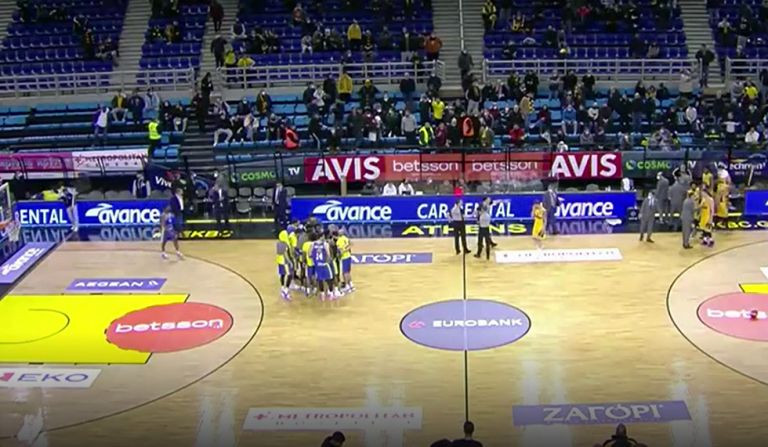 Οπαδοί της ΑΕΚ πήγαν στον πάγκο του Περιστερίου