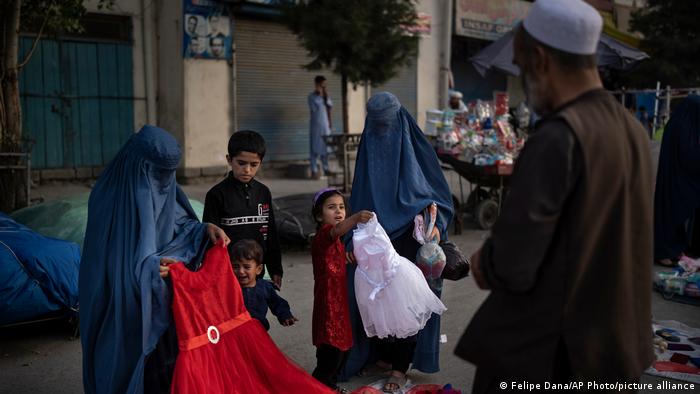 Αφγανιστάν – Από τη διδασκαλία στο γυάλισμα παπουτσιών – Η πείνα θερίζει τους κατοίκους