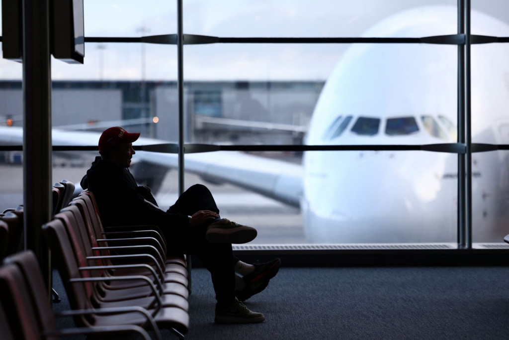 Όμικρον – Η διεθνής βιομηχανία αερομεταφορών φοβάται περαιτέρω «χαμηλές πτήσεις» στον ταξιδιωτικού κλάδου