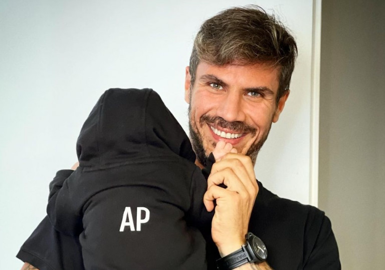 O Άκης Πετρετζίκης μαθαίνει στον πέντε μηνών γιο του να μαγειρεύει