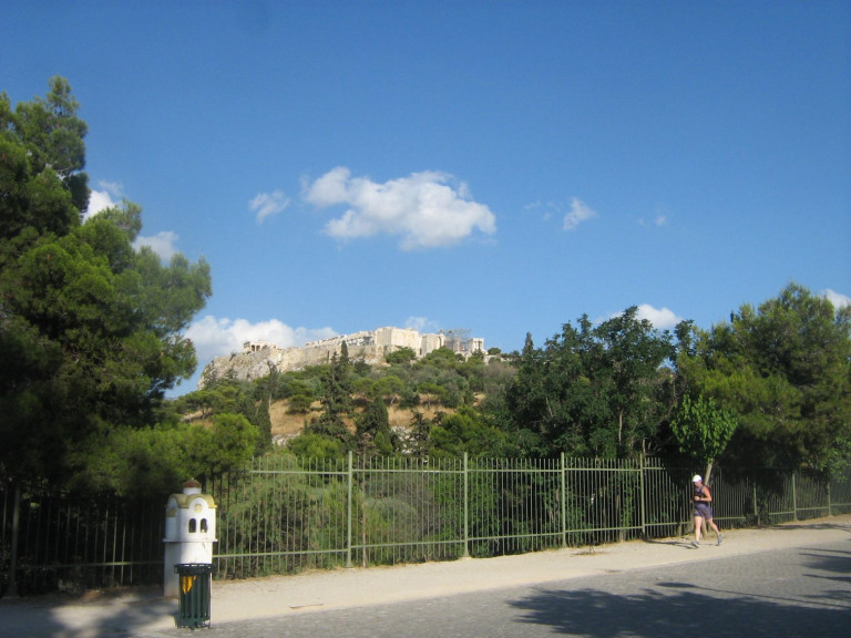 Τρόμος στην Ακρόπολη – Ηλικιωμένος άρχισε να αυτοϊκανοποιείται μπροστά σε 19χρονες