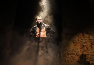 Αντίνοος Αλμπάνης – Το πρόβλημα υγείας που τον οδήγησε αναβολή της παράστασης