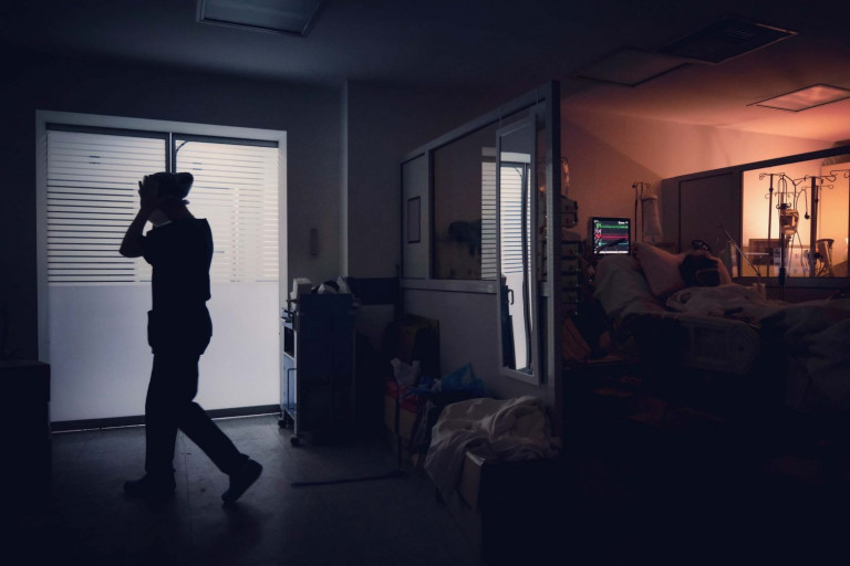 Καταγγελία ΠΟΕΔΗΝ – Ασθενείς με κοροναϊό μεταφέρονται για εξετάσεις μέσα στη βροχή