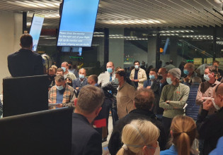 Ολλανδία – Εμβολιασμένοι στην πλειοψηφία τους οι 62 επιβάτες από τη Νότια Αφρική που βρέθηκαν θετικοί στον κοροναϊό