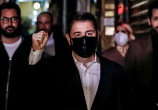 Ανδρουλάκης – Με το «Καλημέρα ήλιε» και κρητικά γιόρτασε σε γνωστό στέκι τα επινίκια