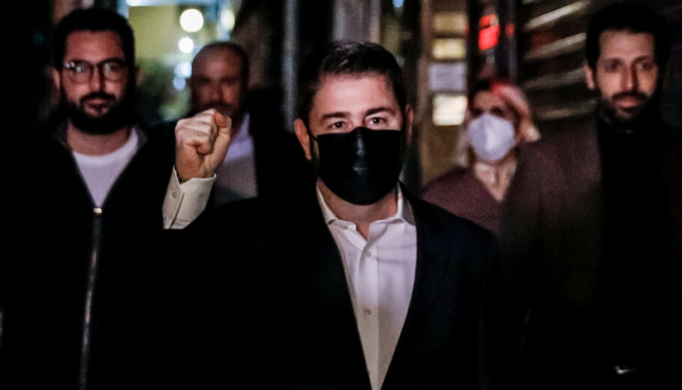 Ανδρουλάκης – Με το «Καλημέρα ήλιε» και κρητικά γιόρτασε σε γνωστό στέκι τα επινίκια