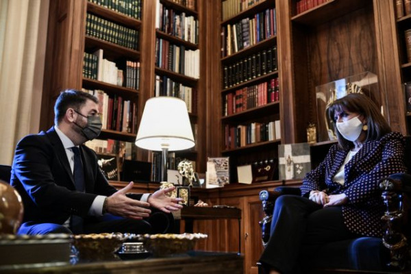 Ανδρουλάκης – Εφ’ όλης της ύλης συνάντηση με Σακελλαροπούλου – Νέα έκκληση υπέρ του εμβολιασμού