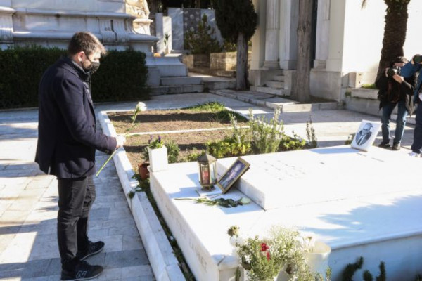 Νίκος Ανδρουλάκης – Άφησε ένα λουλούδι στους τάφους της Γεννηματά και του Παπανδρέου