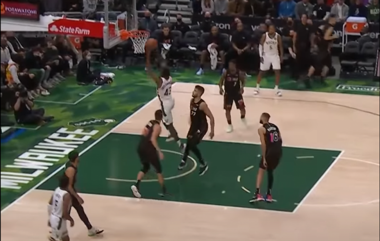 Η αντίδραση του Γιάννη στο φοβερό κάρφωμα του Θανάση