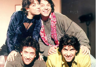 Ρεβεγιόν Χριστουγέννων στο MEGA με τους «Απαράδεκτους»