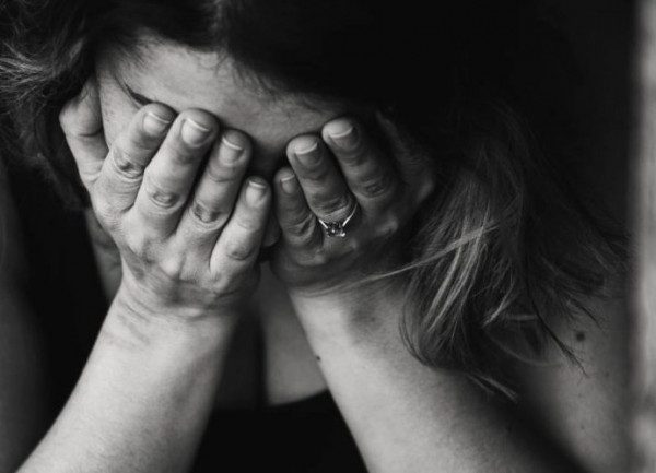 Σύρος – «Πετούν» στον δρόμο μητέρα δύο παιδιών και την άρρωστη μητέρα της