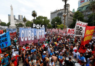 Αργεντινή – «Ζήτω η λαϊκή εξέγερση» – Δεκάδες χιλιάδες στους δρόμους του Μπουένος Αιρες