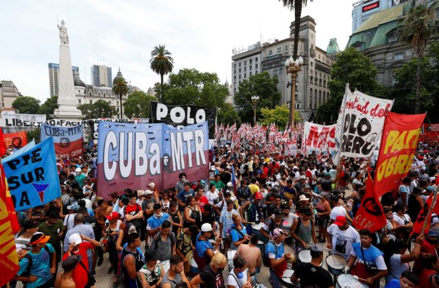Αργεντινή – «Ζήτω η λαϊκή εξέγερση» – Δεκάδες χιλιάδες στους δρόμους του Μπουένος Αιρες