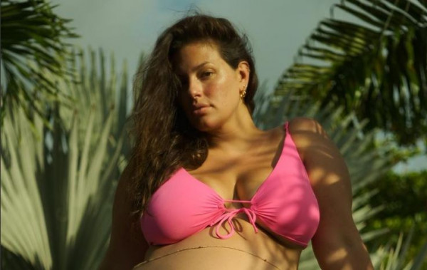 Η έγκυος Άσλεϊ Γκράχαμ τολμά να δείξει το σώμα της – Το «τατουάζ» που της κάνουν τα δίδυμα