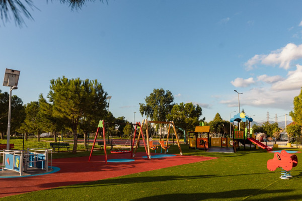 Όμιλος ΕΛΠΕ: Παραδίδει μαθήματα κοινωνικής ευθύνης κατασκευάζοντας τρεις πλήρως προσβάσιμες Παιδικές Χαρές