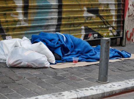 Χανιά – Παρέα νεαρών πλήρωσε ξενοδοχείο για να κοιμηθεί άστεγος