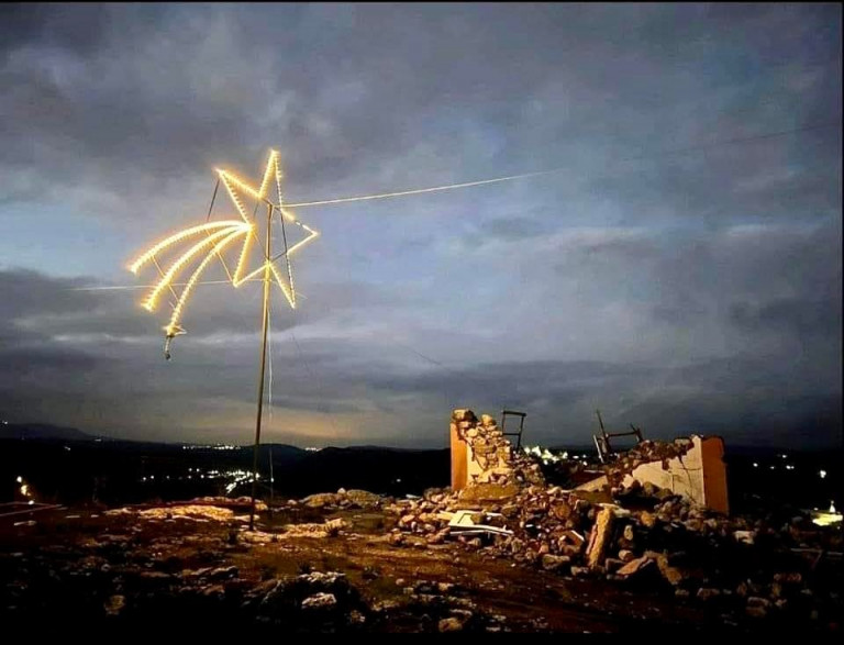 Αρκαλοχώρι – Άναψε το αστέρι των Χριστουγέννων – Συγκίνηση μέσα στα συντρίμμια