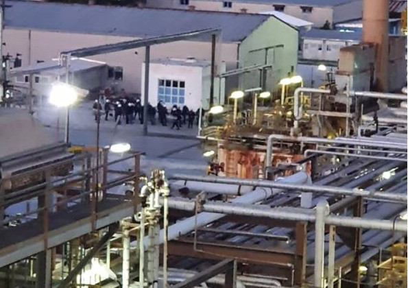 Καβάλα – Τι αναφέρει η ανακοίνωση της ΕΛ.ΑΣ. για τα επεισόδια στο κατειλημμένο εργοστάσιο