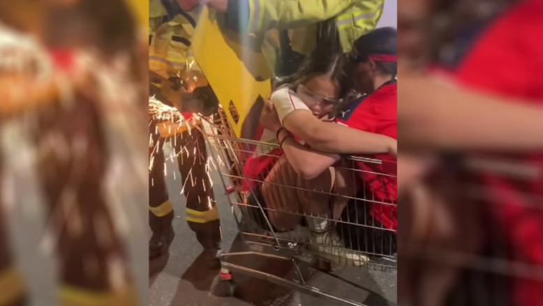 Δυο κορίτσια «σφήνωσαν» σε καρότσι σούπερ μάρκετ – Πυροσβέστες το έκοψαν με αλυσοπρίονο για να τις βγάλουν