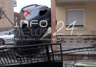 Σέρρες – Αυτοκίνητο «κρεμάστηκε» πάνω σε φράχτη σπιτιού