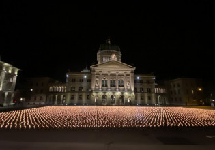 Ελβετία – Αναψαν 11.288 κεριά μπροστά από τη Βουλή για τα θύματα της πανδημίας