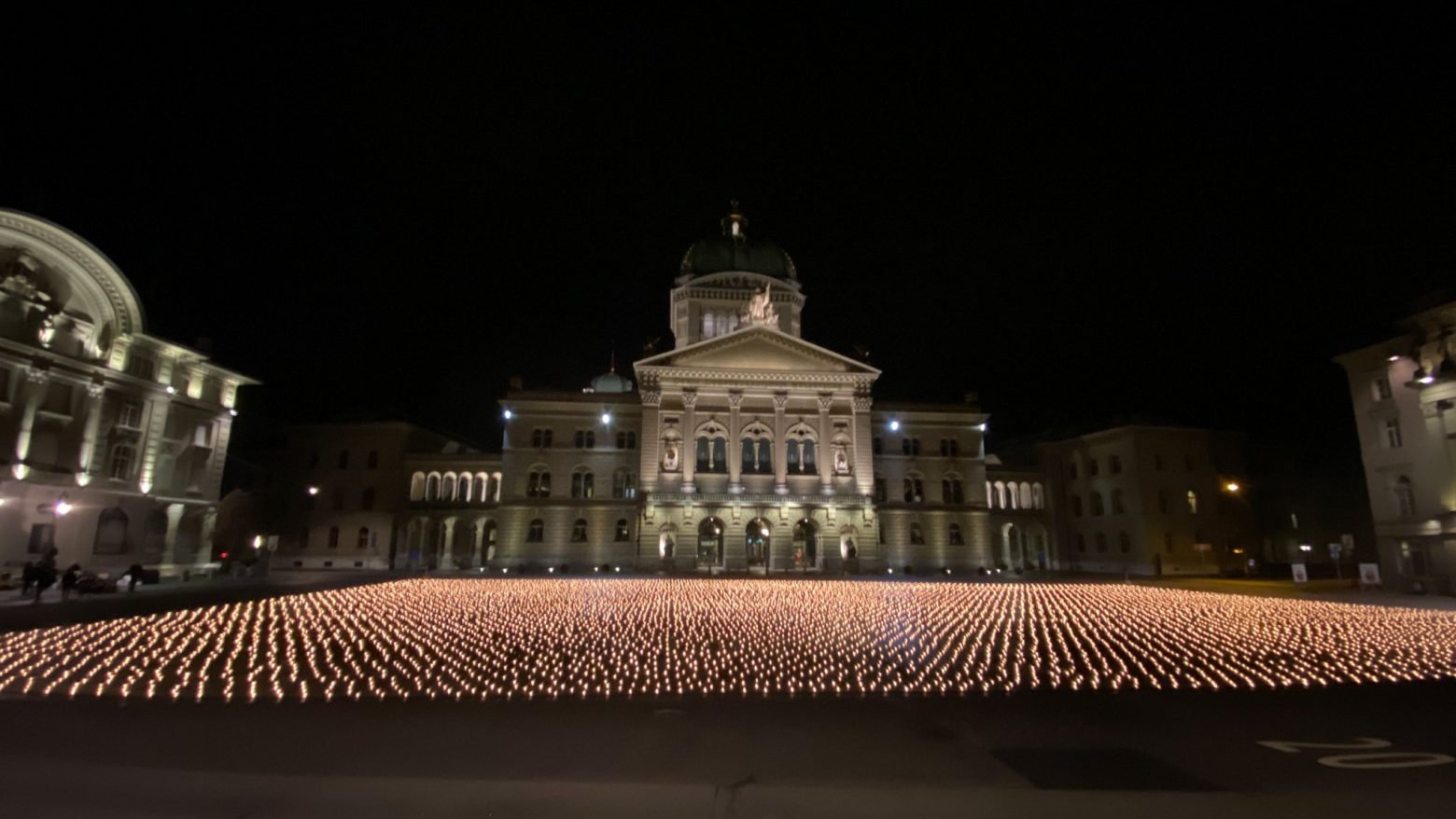 Ελβετία - Αναψαν 11.288 κεριά μπροστά από τη Βουλή για τα θύματα της πανδημίας