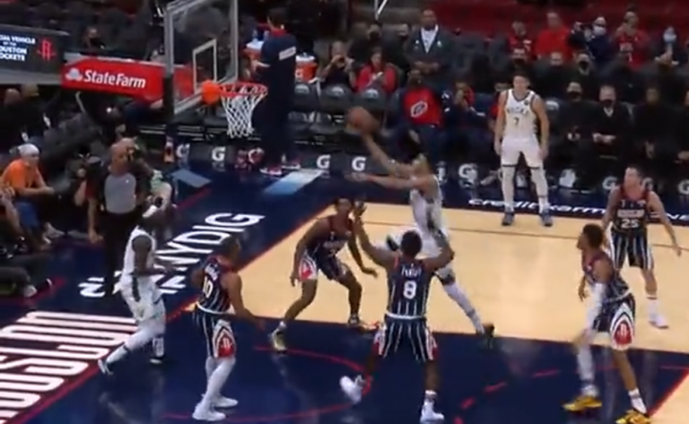 Η σπουδαία εμφάνιση του Γιάννη στη νίκη των Μπακς στο Χιούστον