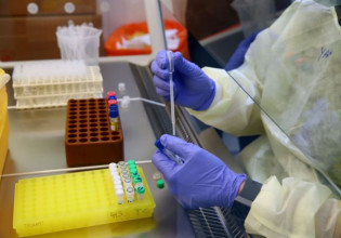 Παραλλαγή Όμικρον – «Ο αδελφός μου είναι μια χαρά, έμαθε από τα ΜΜΕ ότι είναι θετικός»