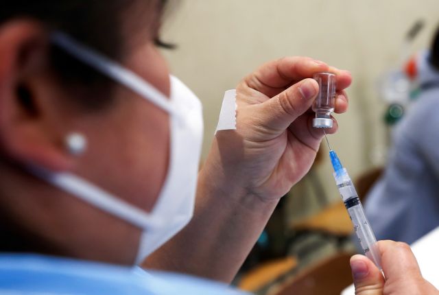 Μαγιορκίνης – Επέκταση της υποχρεωτικότητας του εμβολίου σε ηλικιακές ομάδες