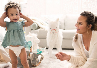 Η Κρίσι Τέιγκεν κάνει μπάνιο στην μπανιέρα μαζί με τα παιδιά της και διχάζει το Instagram