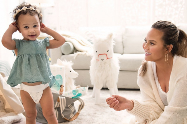 Η Κρίσι Τέιγκεν κάνει μπάνιο στην μπανιέρα μαζί με τα παιδιά της και διχάζει το Instagram