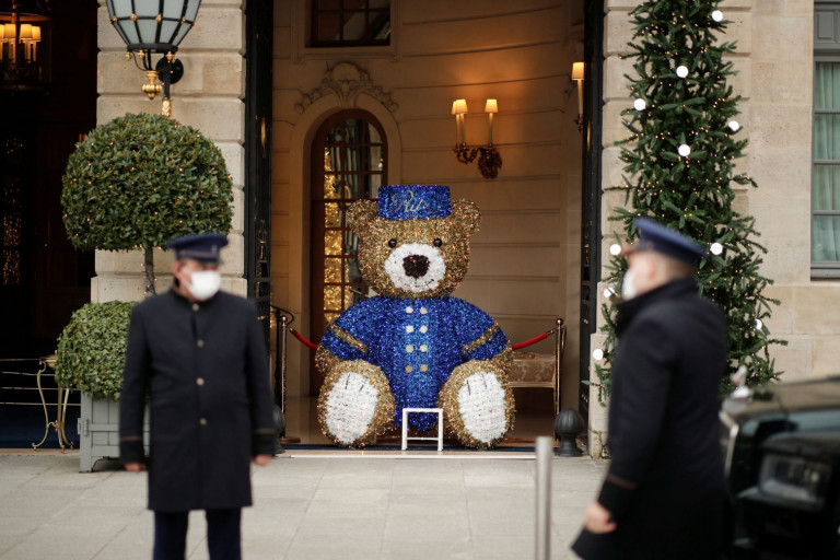 Παραλλαγή Όμικρον – Η μεταδοτικότητά της φέρνει νέα μέτρα στις ευρωπαϊκές χώρες – «Κινδυνεύουν» τα Χριστούγεννα