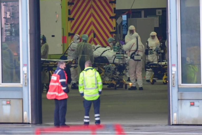 Παραλλαγή Ομικρον – Ανεμος πανικού στον πλανήτη – Καμπανάκι για την ανάκαμψη