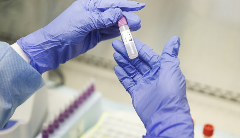 Κοροναϊός – Ντόμινο κρουσμάτων στην ελληνική σόουμπιζ – Ποιοι διάσημοι έχουν ανακοινώσει ότι νοσούν