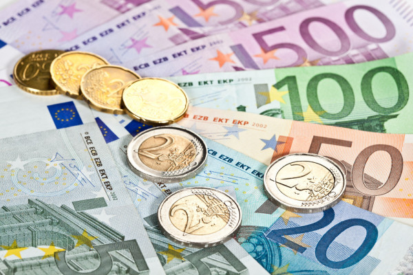 Ευρωβαρόμετρο – «Θετικό για τη χώρα» το ευρώ λέει το 73% των Ελλήνων