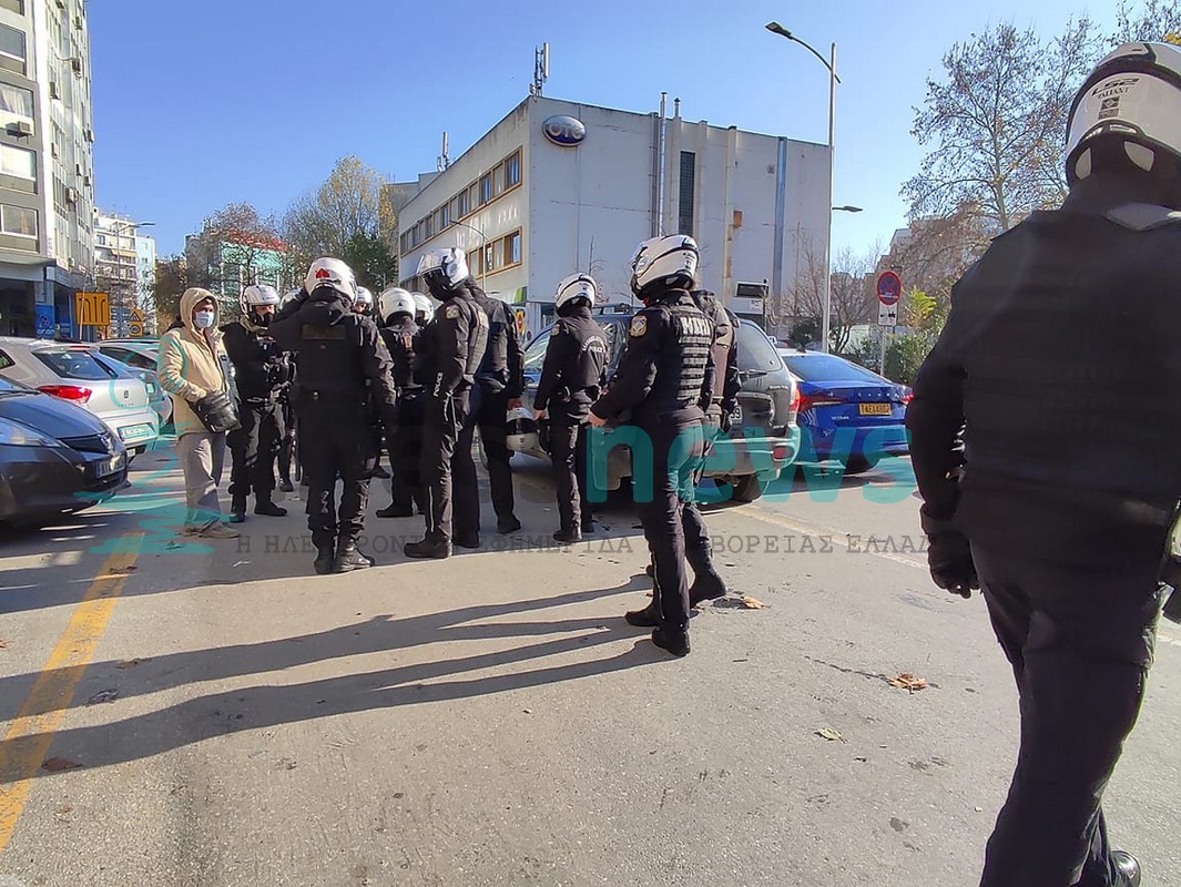 Θεσσαλονίκη - Στο αυτόφωρο οι τρεις συλληφθέντες για τα άγρια επεισόδια έξω από τα Δικαστήρια