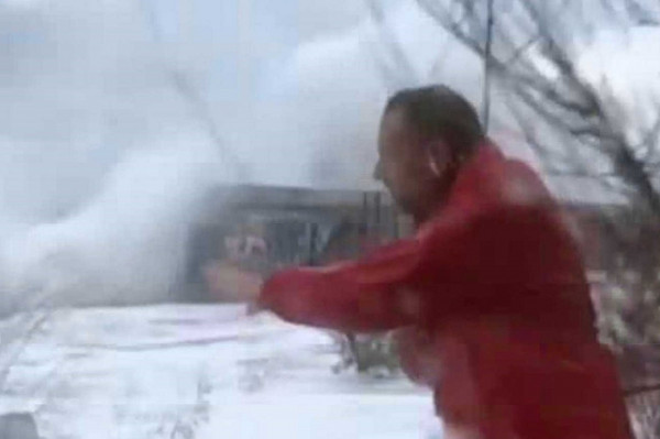 Κακοκαιρία – Η στιγμή που τεράστια κύματα στον Φλοίσβο καλύπτουν δημοσιογράφο