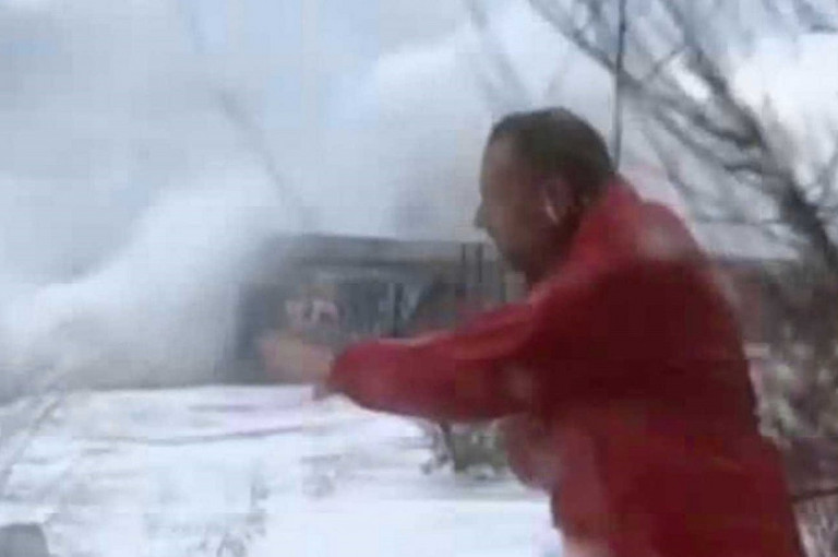 Κακοκαιρία – Η στιγμή που τεράστια κύματα στον Φλοίσβο καλύπτουν δημοσιογράφο