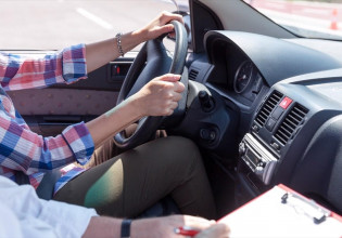 Τηλεδιάσκεψη για την ψηφιοποίηση των διαδικασιών ανανέωσης αδειών οδήγησης – Όλα όσα αλλάζουν