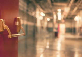 Το φακελάκι καταστρέφει κυρίως τα πιο φτωχά νοικοκυριά