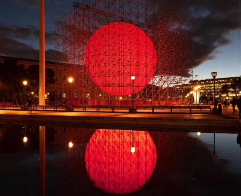 Υπέροχη, κόκκινη, «Γη» στην Plaza de Colon της Μαδρίτης