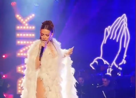 Ελένη Φουρέιρα – Συγκινημένη ερμηνεύει το ντουέτο της με τον Mad Clip