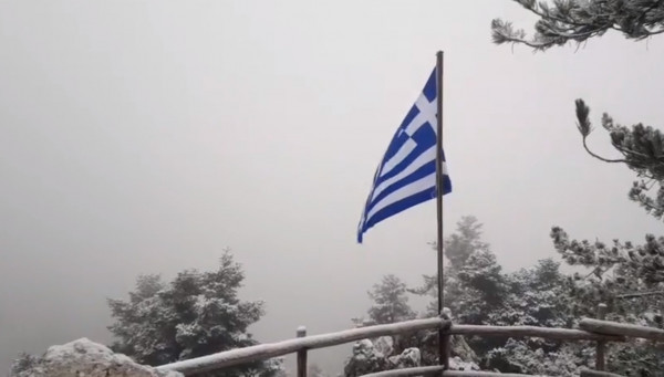 Οι πρώτες εικόνες από την χιονισμένη Πάρνηθα – Δείτε live