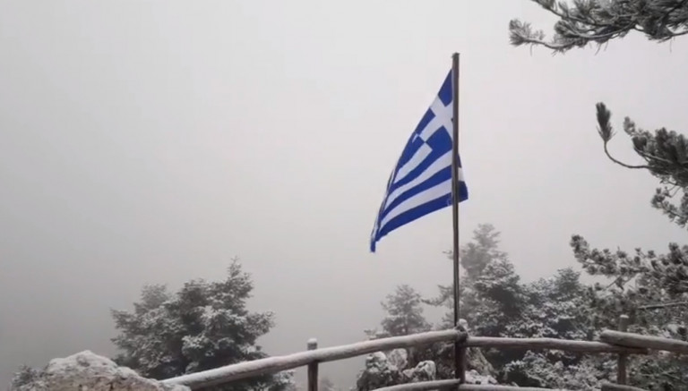 Οι πρώτες εικόνες από την χιονισμένη Πάρνηθα – Δείτε live