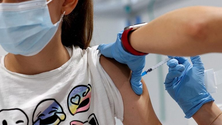 Ηλίας  Μόσιαλος – Τι ισχύει για τον εμβολιασμό των παιδιών 5 έως 11 ετών