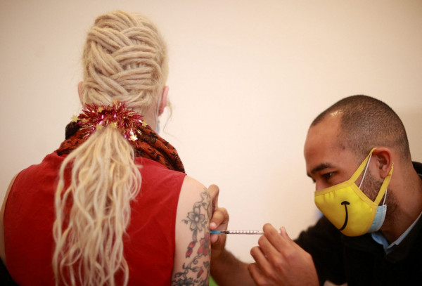 Όμικρον – Υψηλοί τίτλοι αντισωμάτων σε όσους έχουν κάνει τρεις δόσεις εμβολίου mRNA ή νόσησαν και έπειτα εμβολιάστηκαν