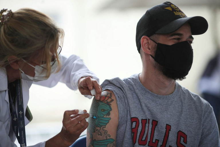 Όμικρον – Ποια είναι τα συμπτώματα που επιφέρει σε ανεμβολίαστους και εμβολιασμένους, ποια η προστασία ανά εμβόλιο